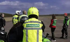 Motorcykelutbildning pågår. En handledare med texten "Övningskör" på västen står redo. Frågan om hur många elever en handledare får ha är relevant för säkerheten.