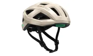 En ljusbeige cykelhjälm från Lazer med gröna detaljer. Denna kyt hjälm är redo för äventyr.