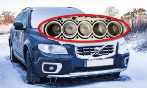En svårstartad bil på morgonen i snö. Motorn, med sina cylindrar, är markerad med en röd oval.