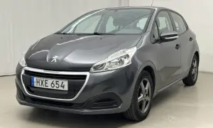 Mörkgrå Peugeot 208, HXE 654, står parkerad. Kanske en mindre peugeot 208 problem med lacken?