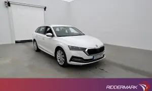 Vit Skoda Octavia laddhybrid står i ett ljust garage.