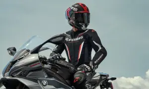 Förare i Alpinestars Tech Air-ställ sitter på en motorcykel.