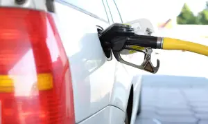 Tankas fylls med syntetisk bensin. En gul slang kopplas till bilen.