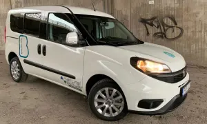 Vit Fiat Doblo med texten "Biogas" och "Natural Power" på sidan. En bil med ett potentiellt biogas-relaterat problem.