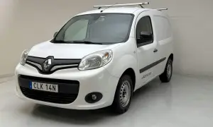 Vit Renault Kangoo med takräcke, svensk registreringsskylt CLK 14N. Ett problem med denna bil kan vara dess ålder eller slitage.