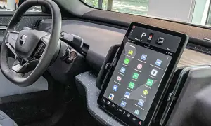 Volvos interiör med ratt och stor pekskärm. På skärmen syns appar som "Alla appar" och "Apple CarPlay", kanske för att kolla vilken euroklass har min bil.