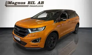 Orange Ford Edge med svart tak. En bil som kan ha ett ford edge problem, men ser fin ut.