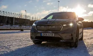 Skoda Enyaq 85x redo för vinterkörning i Sverige. Solen skiner över den snöiga marken.