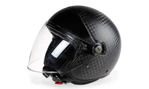 Svart Arai hjälm med kolfibertextur och genomskinligt visir. Perfekt för den stilmedvetne motorcyklisten.