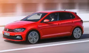 Röd Volkswagen Polo GTI kör snabbt. Vanliga fel på Polo kan vara relaterade till elektronik eller motor.