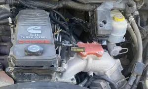 Motorutrymme i en Dodge med Cummins 6.7L Turbo Diesel. Koda bort EGR för bättre prestanda.