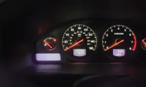 Instrumentpanel v70 problem. Hastighetsmätare visar 0, men motorn går. Klockan visar 5:24 och temperaturen 34°F.