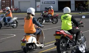 Personer på motorcyklar och mopeder övar körning. Perfekt för att plugga am kort gratis och bli en säker förare.