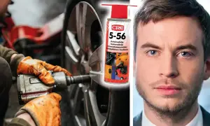 Händer med orange handskar använder en mutterdragare på en bilfälg, bredvid en burk CRC 5-56 och en mans ansikte. Kopparpasta på hjulbultar förhindrar rost.