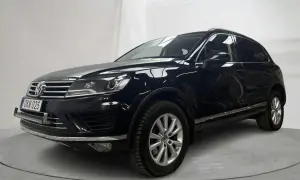 Svart VW Touareg med en extra ljusramp monterad, kanske för att lösa ett problem med dålig sikt i mörker.
