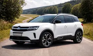 Vit Citroën C5 Aircross på en landsväg, redo för äventyr trots ett potentiellt citroën c5 aircross problem.