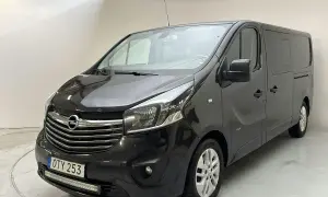 Svart Opel Vivaro med extraljus, kanske ett opel vivaro problem med den gamla belysningen?
