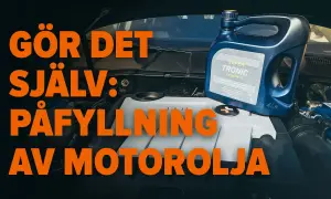 Gör det själv: påfyllning av motorolja. En flaska Super Tronic LongLife III olja står redo. Lär dig hur ofta ska man fylla på olja i bilen.