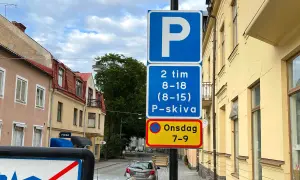 Parkeringsskylt med regler för parkering. Perfekt för att öva trafikregler frågor gratis inför teoriprovet.