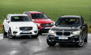 Grå BMW X3, vit Volvo XC60 och röd Mercedes-Benz GLC står på en våt vägbana. En BMW X3 problem kan vara att den inte är ensam i sin klass.