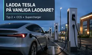 En silverfärgad Tesla laddas vid en laddstation. Texten "LADDA TESLA PÅ VANLIGA LADDAR?" antyder att det handlar om olika typer av tesla laddning.