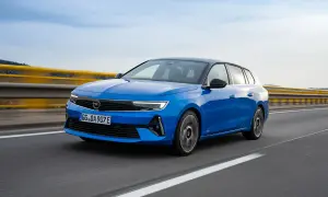 Blå Opel Astra Sports Tourer kör på motorvägen, inga problem med denna bil.