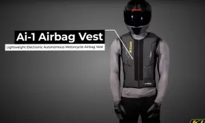 Motorcyklist med en lätt, elektronisk airbagväst. Denna airbag mc-väst ger extra skydd.