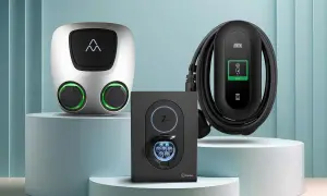 Tre moderna laddboxar för elbil. En silverfärgad med två uttag, en svart Zaptec och en DEFA-laddare med kabel. Allt redo för att ladda elbil via app.
