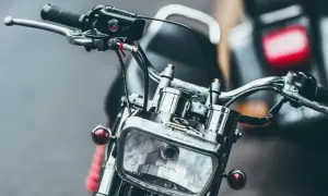 Detaljerad bild av en klassisk a1 motorcykel med kromade detaljer och en rektangulär strålkastare.