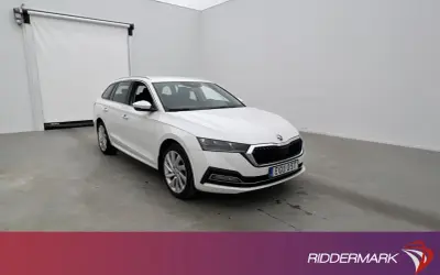 Vit Skoda Octavia laddhybrid står i ett ljust garage.