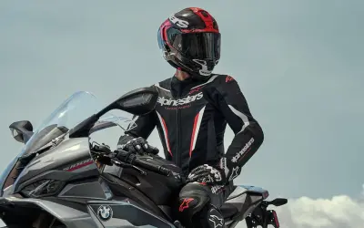 Förare i Alpinestars Tech Air-ställ sitter på en motorcykel.