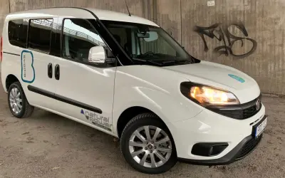Vit Fiat Doblo med texten "Biogas" och "Natural Power" på sidan. En bil med ett potentiellt biogas-relaterat problem.