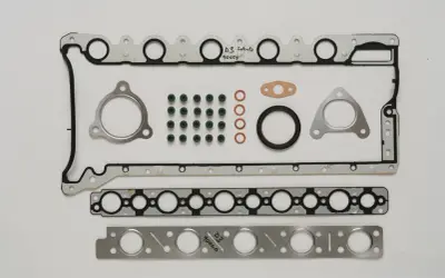 Packning för Volvo D3 motor. Innehåller flera tätningar och packningar för en komplett motorrenovering.