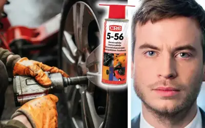 Händer med orange handskar använder en mutterdragare på en bilfälg, bredvid en burk CRC 5-56 och en mans ansikte. Kopparpasta på hjulbultar förhindrar rost.