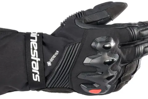Svart motorcykelhandske med Gore-Tex, förstärkningar och logotyp. Perfekt för din handskars storleksguide.