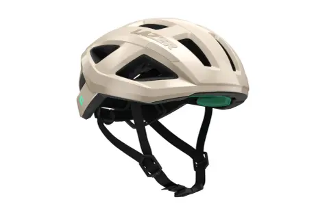 En ljusbeige cykelhjälm från Lazer med gröna detaljer. Denna kyt hjälm är redo för äventyr.