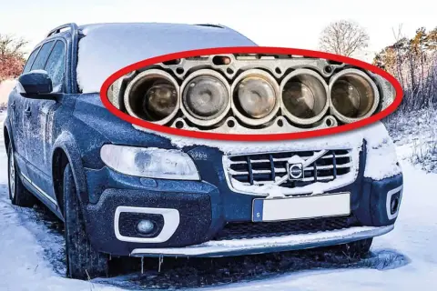 En svårstartad bil på morgonen i snö. Motorn, med sina cylindrar, är markerad med en röd oval.
