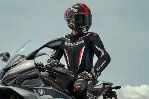 Förare i Alpinestars Tech Air-ställ sitter på en motorcykel.