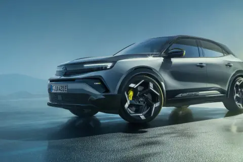 Grå Opel Mokka GSE med gula bromsok. Inga problem här, bara snygg design.