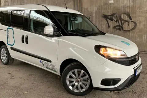 Vit Fiat Doblo med texten "Biogas" och "Natural Power" på sidan. En bil med ett potentiellt biogas-relaterat problem.