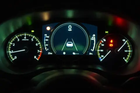 Bilens instrumentpanel visar 0 mph. En epc lampa lyser, vilket indikerar ett problem.