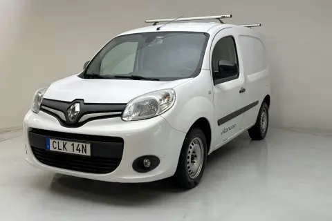 Vit Renault Kangoo med takräcke, svensk registreringsskylt CLK 14N. Ett problem med denna bil kan vara dess ålder eller slitage.