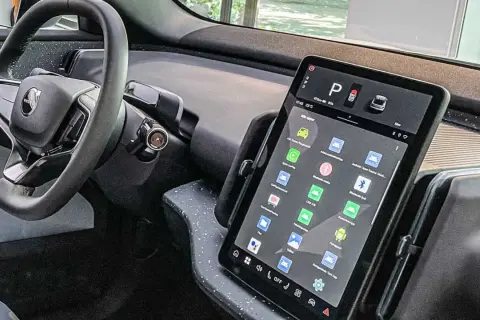 Volvos interiör med ratt och stor pekskärm. På skärmen syns appar som "Alla appar" och "Apple CarPlay", kanske för att kolla vilken euroklass har min bil.