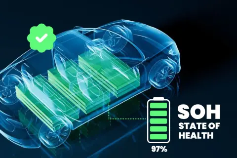 Genomskinlig elbil visar batteripaket. Indikator visar 97% SOH (State of Health) efter batteritest. Grönt kryss bekräftar.