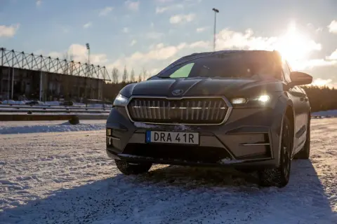 Skoda Enyaq 85x redo för vinterkörning i Sverige. Solen skiner över den snöiga marken.