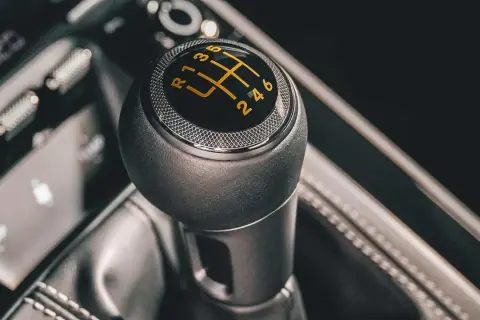 Växellåda med mönster för 1-6 och back. Kanske en oväntad motorstopp automat?