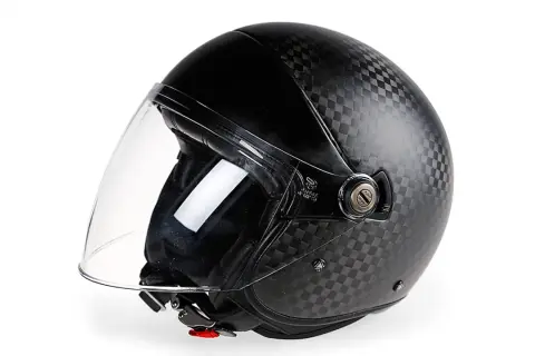 Svart Arai hjälm med kolfibertextur och genomskinligt visir. Perfekt för den stilmedvetne motorcyklisten.