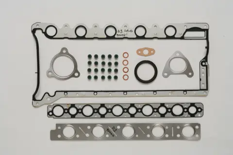 Packning för Volvo D3 motor. Innehåller flera tätningar och packningar för en komplett motorrenovering.
