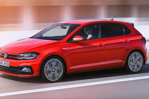 Röd Volkswagen Polo GTI kör snabbt. Vanliga fel på Polo kan vara relaterade till elektronik eller motor.