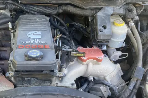 Motorutrymme i en Dodge med Cummins 6.7L Turbo Diesel. Koda bort EGR för bättre prestanda.